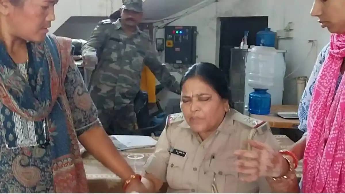 50 घूस ले रही थी महिला थाना प्रभारी, ACB ने रंगे हाथ दबोचा 50 घूस ले रही थी महिला थाना प्रभारी, ACB ने रंगे हाथ दबोचा
