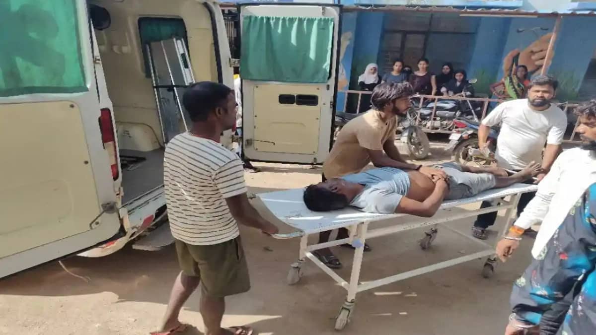 Railway news - रेल फाटक बंद होने से एंबुलेंस फंसा, परिजन गेट Railway news - रेल फाटक बंद होने से एंबुलेंस फंसा, परिजन गेट
