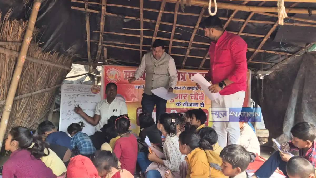 Bihar News : बक्सर में विश्वामित्र सेना ने छात्रों के बीच मि Bihar News : बक्सर में विश्वामित्र सेना ने छात्रों के बीच मि