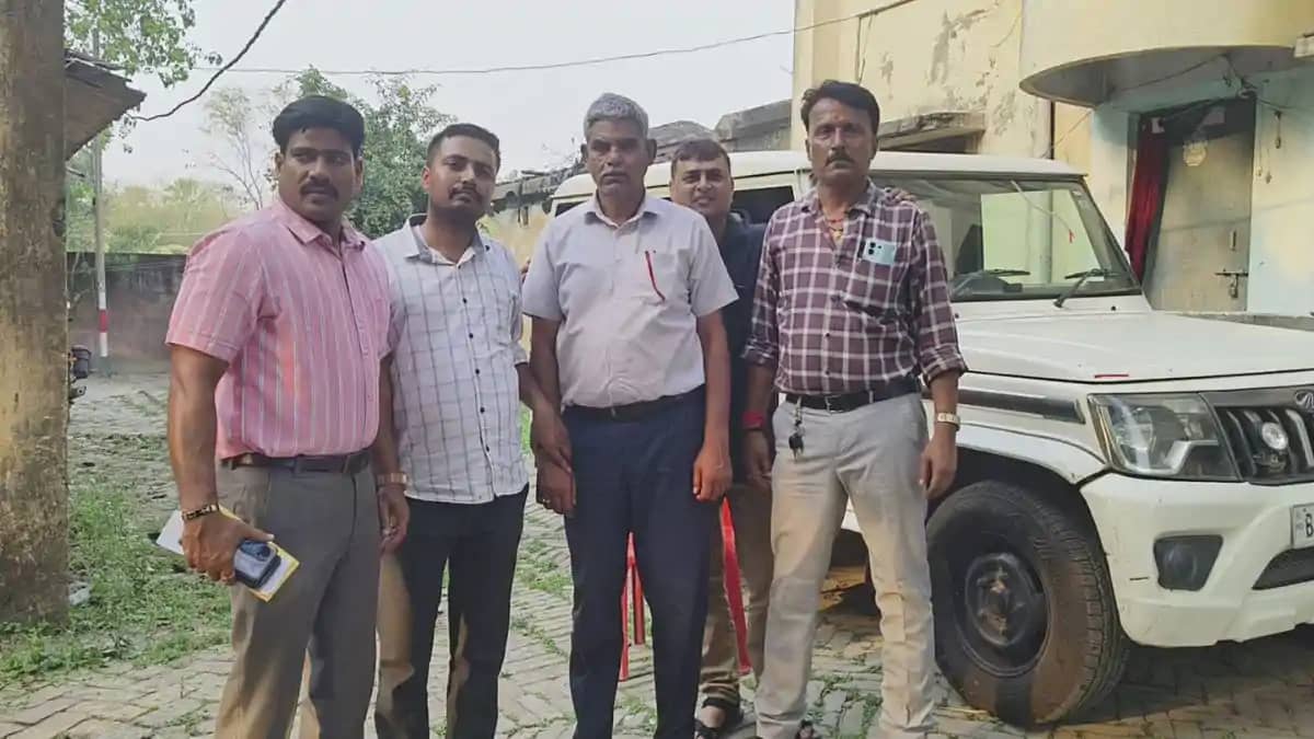 निगरानी विभाग का बड़ा धमाका: 15 हजार घूस लेते रंगे हाथों धरा निगरानी विभाग का बड़ा धमाका: 15 हजार घूस लेते रंगे हाथों धरा