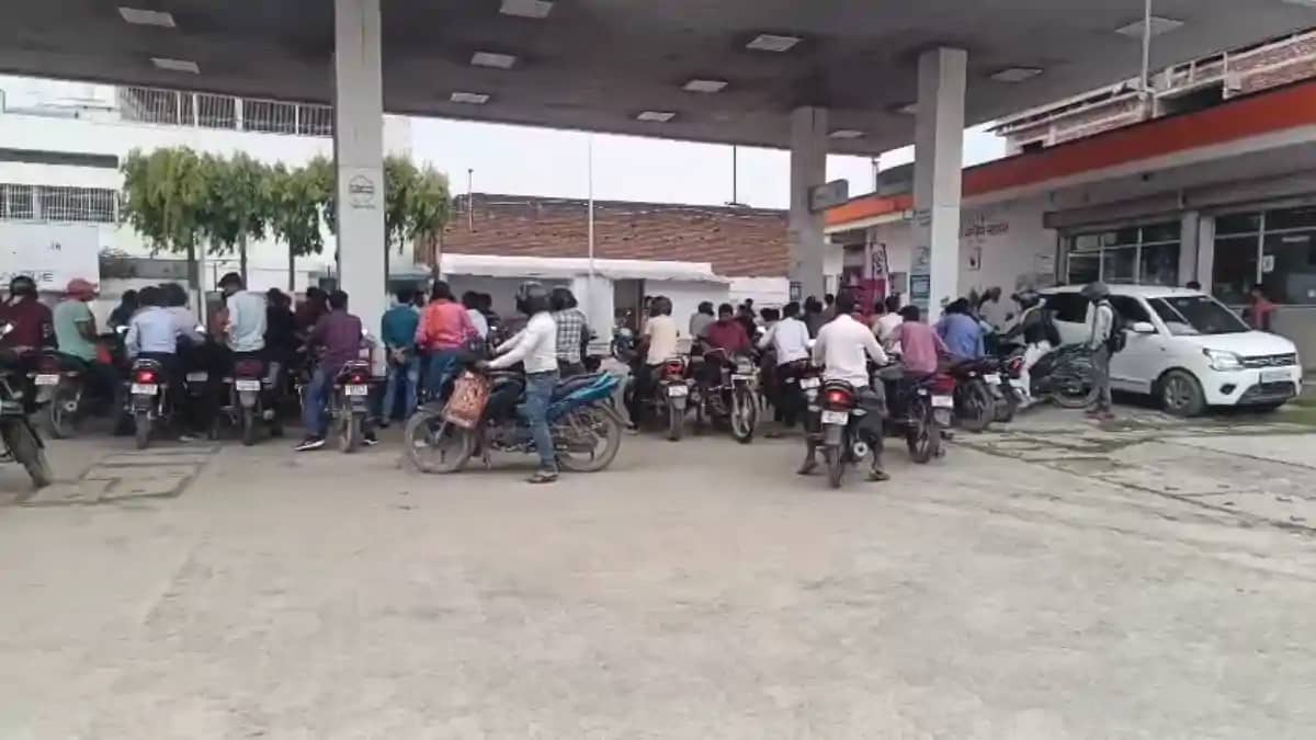 Bihar News : दरभंगा में पेट्रोल-डीजल के लिए हाहाकार, युद्ध औ Bihar News : दरभंगा में पेट्रोल-डीजल के लिए हाहाकार, युद्ध औ