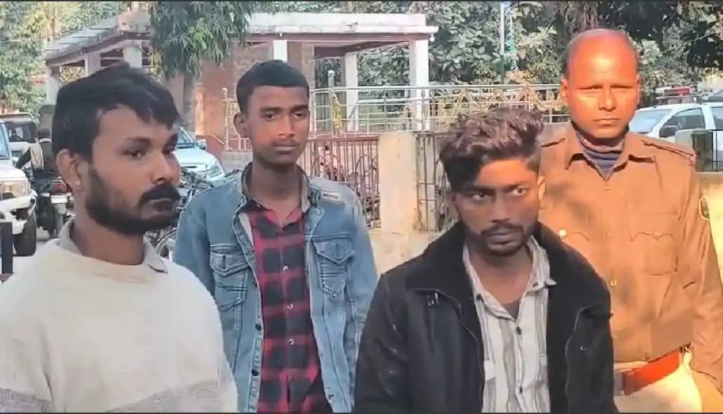16 लाख के अवैध कफ सिरप के साथ 3 तस्कर गिरफ्तार, चुनाव के बाद 16 लाख के अवैध कफ सिरप के साथ 3 तस्कर गिरफ्तार, चुनाव के बाद