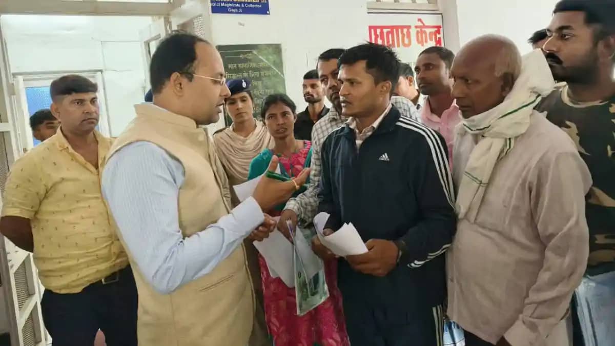 डीएम ने लगाया जनता दरबार: फरियादियों की सुनी समस्याएं, कई म डीएम ने लगाया जनता दरबार: फरियादियों की सुनी समस्याएं, कई म