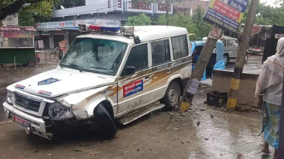 Bihar News: गश्ती के दौरान पुलिस गाड़ी बिजली के पोल से टकरा Bihar News: गश्ती के दौरान पुलिस गाड़ी बिजली के पोल से टकरा