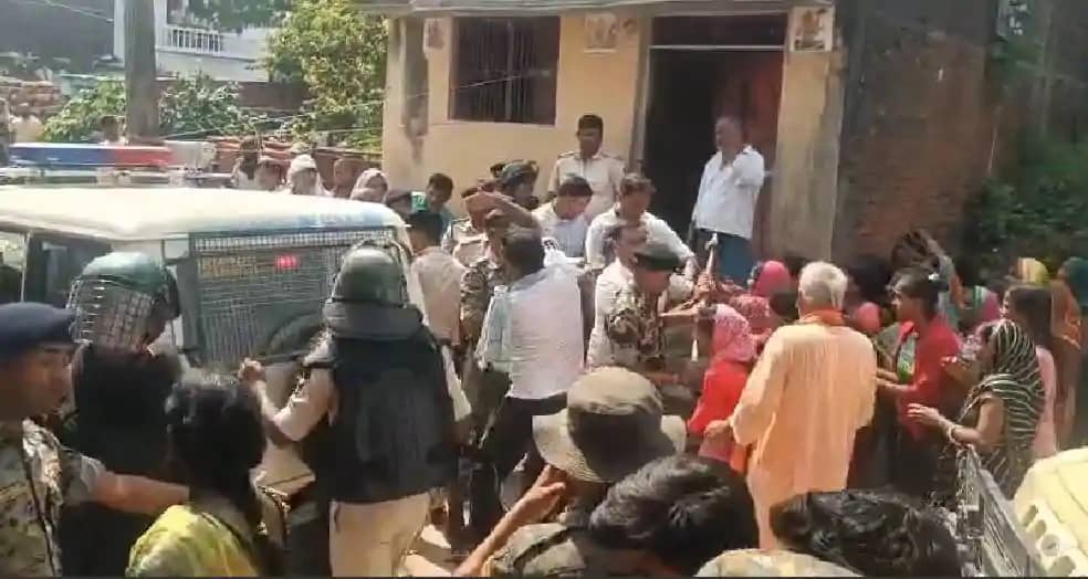 bihar Crime युवक की हत्या पर बवाल, गुस्साई भीड़ ने आरोपित को bihar Crime युवक की हत्या पर बवाल, गुस्साई भीड़ ने आरोपित को