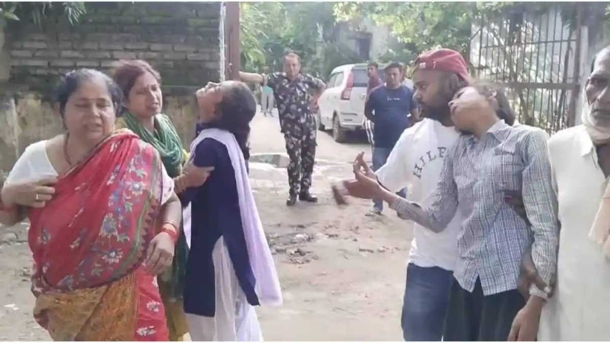 Bihar News : भोजपुर में चलती बाइक से गिरकर महिला की संदिग्ध Bihar News : भोजपुर में चलती बाइक से गिरकर महिला की संदिग्ध