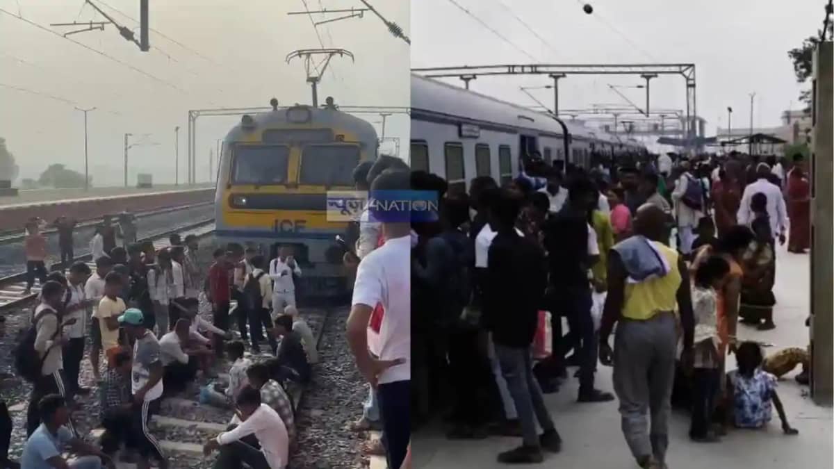 Passengers Block Train Over Overcrowding Protest Passengers Block Train Over Overcrowding Protest