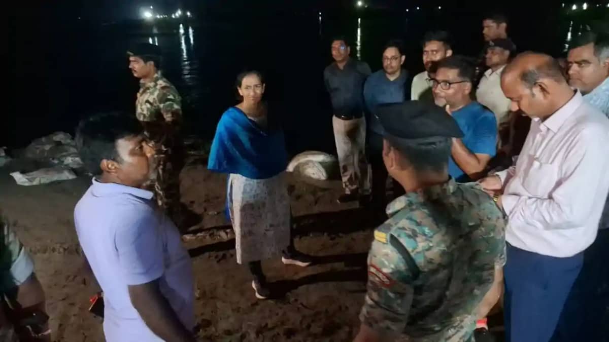 Ganga Erosion 250m Embankment Cut Rescue Work Intensified Ganga Erosion 250m Embankment Cut Rescue Work Intensified