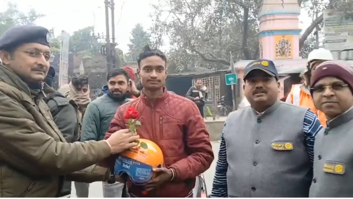 Bihar News : बेतिया एसपी ने खुद संभाली कमान, बिना हेलमेट बाइ Bihar News : बेतिया एसपी ने खुद संभाली कमान, बिना हेलमेट बाइ
