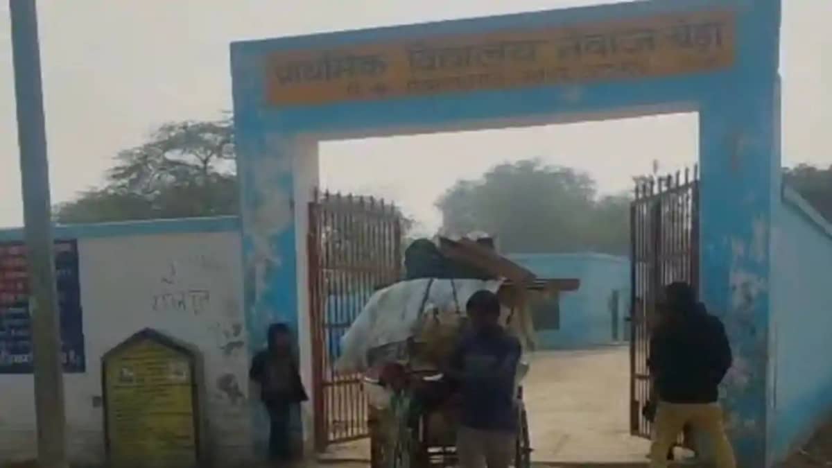 सरकारी स्कूल में 'शिक्षा का सौदा': बच्चों के हाथों में होनी सरकारी स्कूल में 'शिक्षा का सौदा': बच्चों के हाथों में होनी