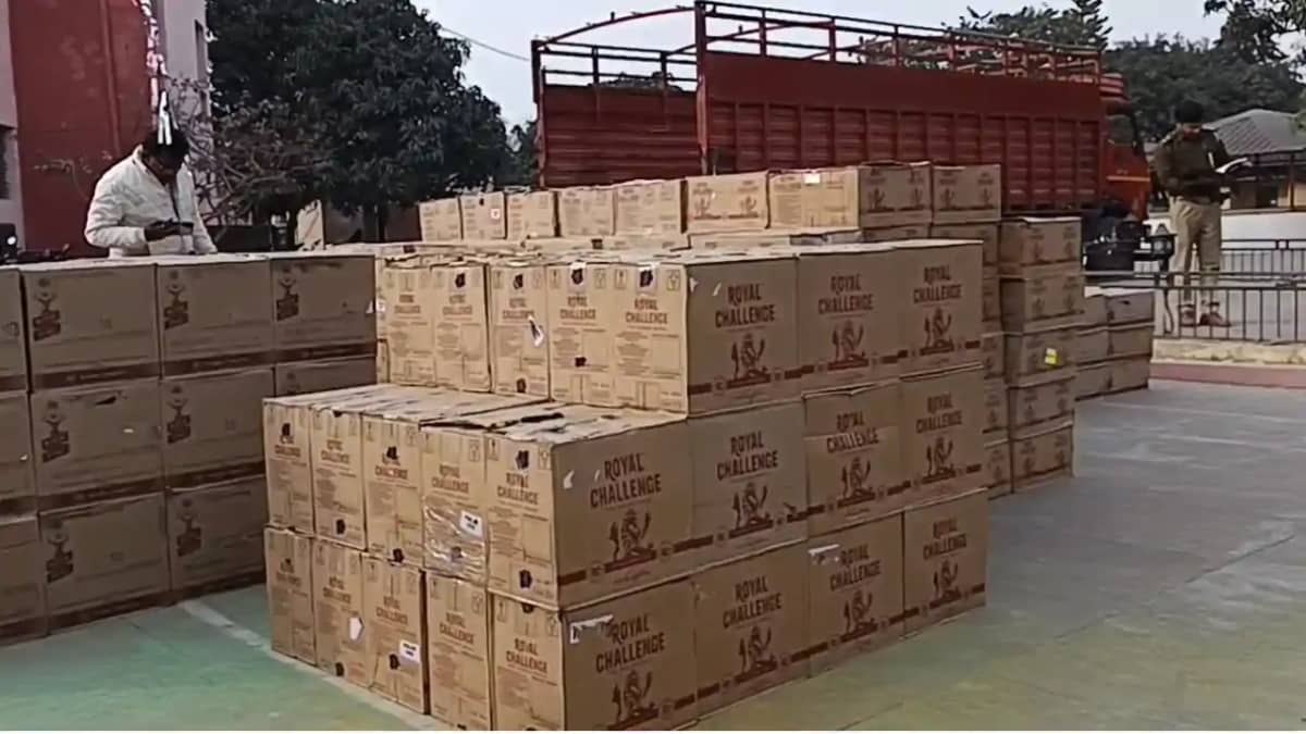 Bihar Crime News : बेतिया में ट्रक पर लोड 50 लाख की विदेशी श Bihar Crime News : बेतिया में ट्रक पर लोड 50 लाख की विदेशी श