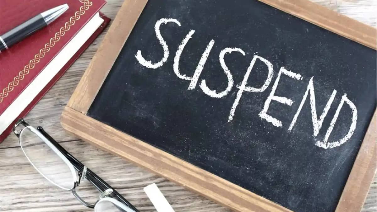 Revenue Employee suspended - इस जिले में डीएम ने की बड़ी कार Revenue Employee suspended - इस जिले में डीएम ने की बड़ी कार