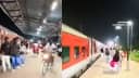 Bihar News : आरा जिला घर बा...कवना बात के डर बा, प्लेटफॉर्म पर बेधड़क दौड़ाई जा रही बाइक, मूकदर्शक बना रेल प्रशासन Bihar News : आरा जिला घर बा...कवना बात के डर बा, प्लेटफॉर्म पर बेधड़क दौड़ाई जा रही बाइक, मूकदर्शक बना रेल प्रशासन