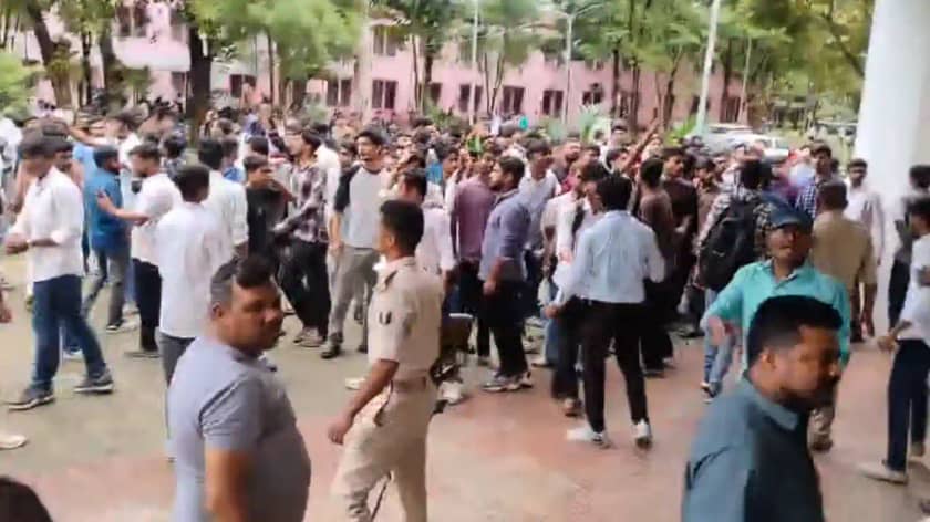 Bihar News : मोतिहारी इंजीनियरिंग कॉलेज में रैगिंग को लेकर जमकर हुआ बवाल, दो गुटों में जमकर हुई मारपीट, सोशल मीडिया में वीडियो हुआ वायरल Bihar News : मोतिहारी इंजीनियरिंग कॉलेज में रैगिंग को लेकर जमकर हुआ बवाल, दो गुटों में जमकर हुई मारपीट, सोशल मीडिया में वीडियो हुआ वायरल