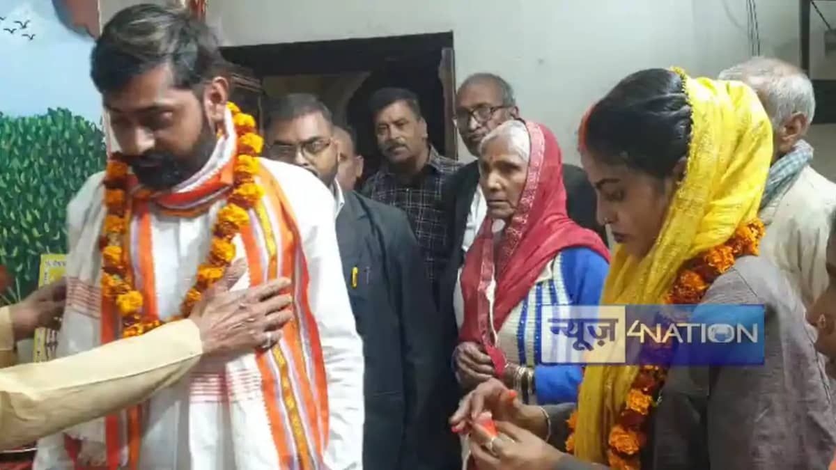 Bihar Siwan News: सिवान में प्रेमी जोड़े की अनोखी शादी! हाथ Bihar Siwan News: सिवान में प्रेमी जोड़े की अनोखी शादी! हाथ