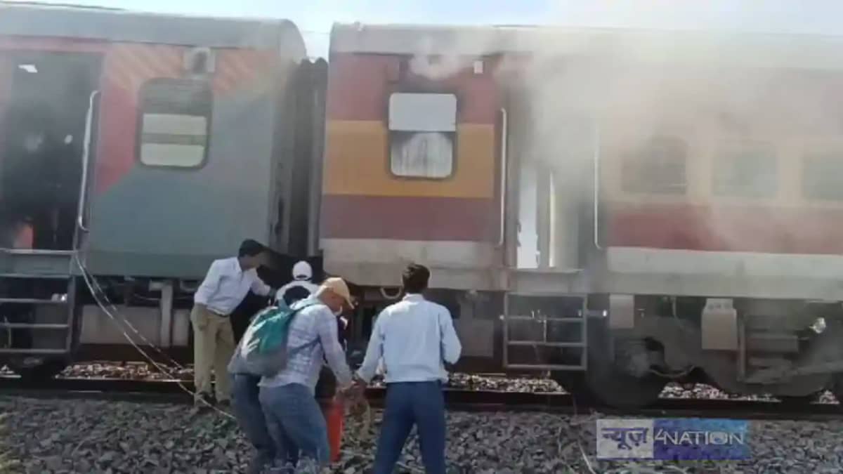 TRAIN ACCIDENT - बर्निंग ट्रेन बनने से बची बक्सर-टाटानगर एक् TRAIN ACCIDENT - बर्निंग ट्रेन बनने से बची बक्सर-टाटानगर एक्