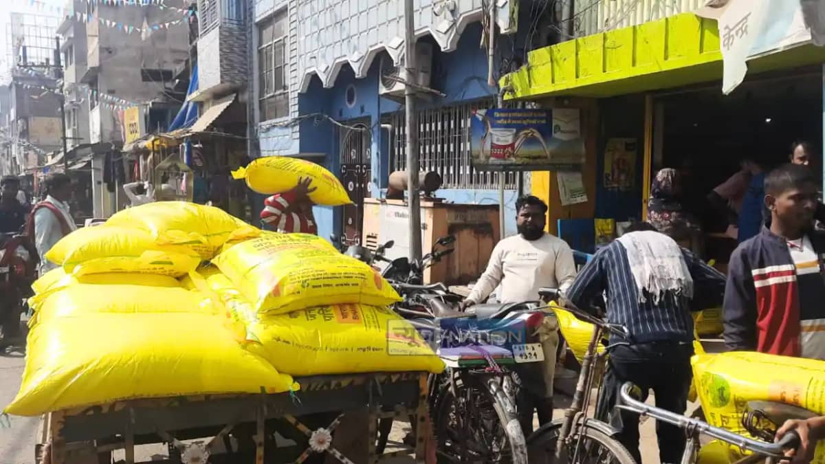 Bihar News : बांका में धड़ल्ले से हो रही यूरिया खाद की कालाबा Bihar News : बांका में धड़ल्ले से हो रही यूरिया खाद की कालाबा